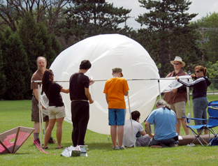students with baloon experiment